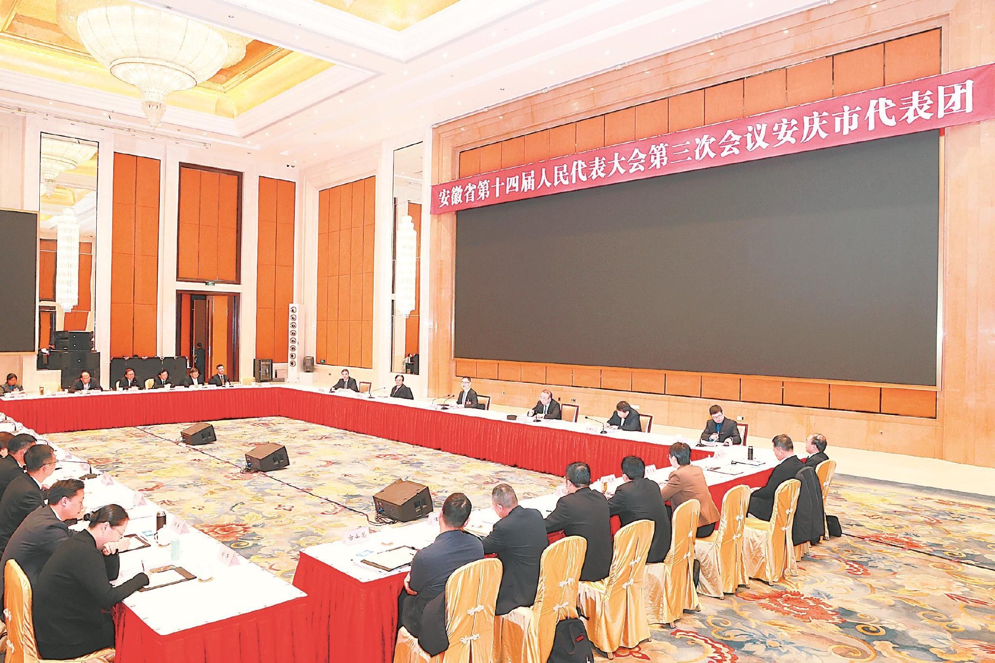 1月21日上午，省长王清宪来到安庆市代表团，与代表们一起审议《政府工作报告》。 本报记者 杨竹 许昊 摄