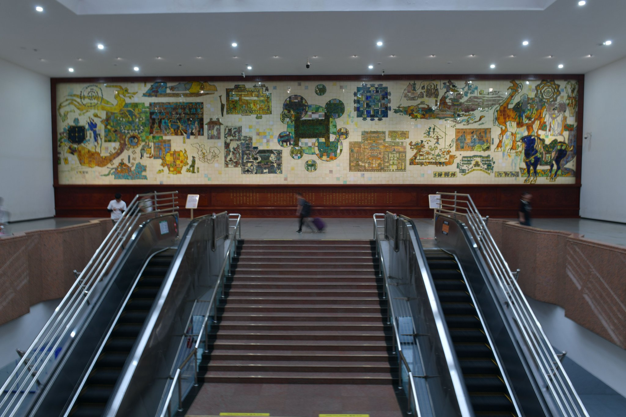 图为《天中春秋》唐三彩壁画