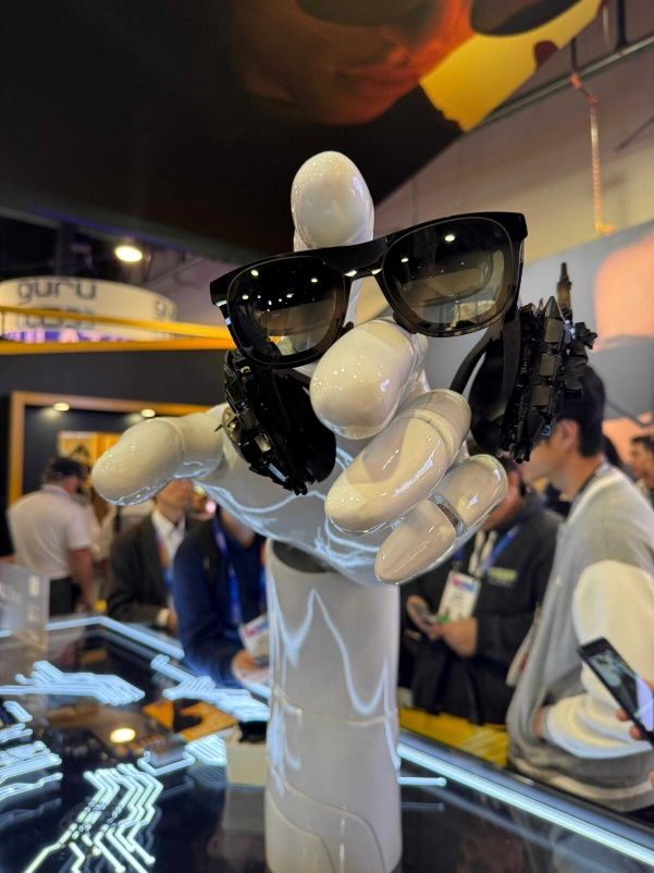 图 新款XREAL One系列AR智能眼镜