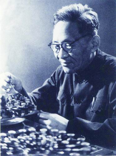 1979年，王守武在调试探针台。半导体所供图