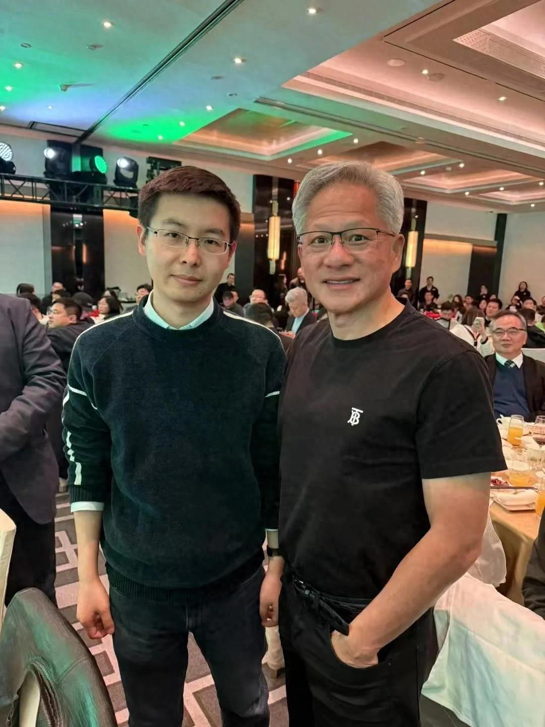 王兴兴成英伟达座上宾:宇树科技推踢足球机器人 要“拯救国足”_创事记_新浪科技_新浪网