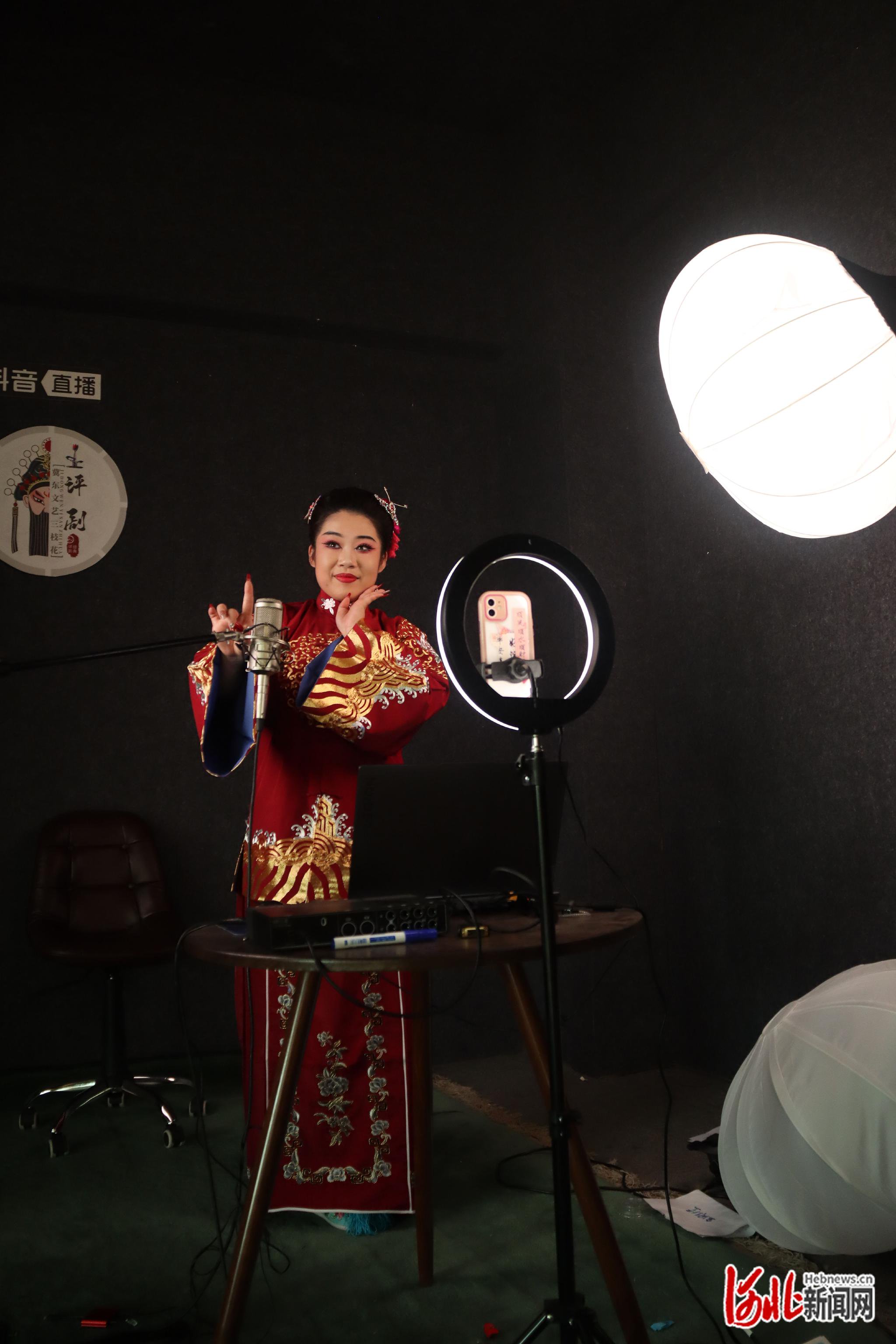 年轻一代的评剧演员,还把表演从传统舞台搬到了网络舞台上,探寻新空间