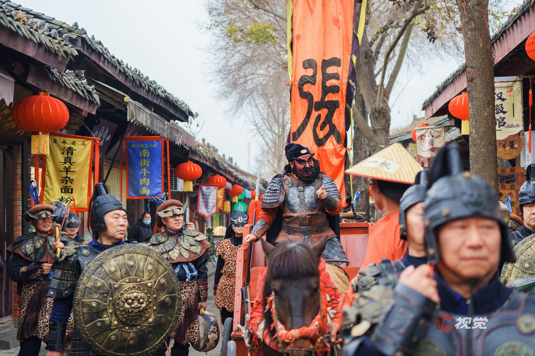 1月7日腊八节,阆中古城举行多种非遗活动,图为张飞巡城表演队伍