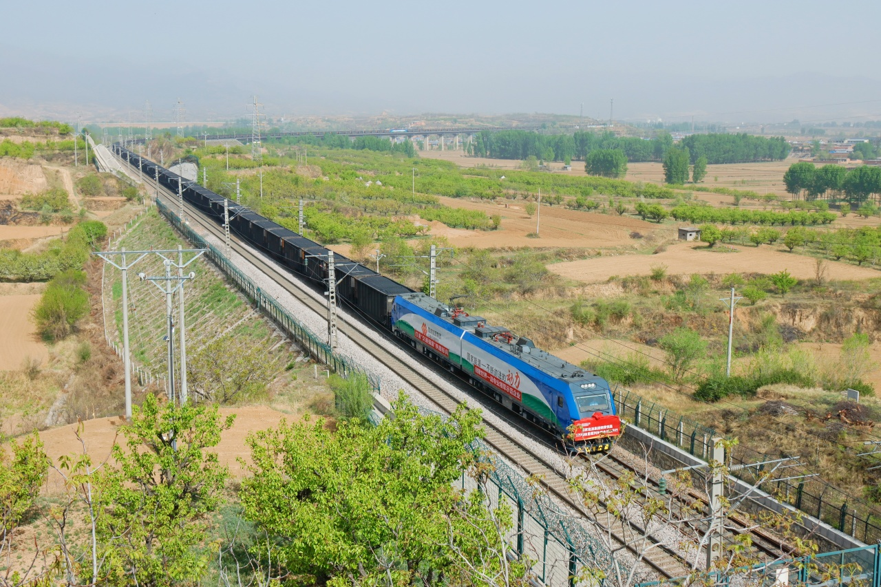 风渔融合浮式平台"国能共享号"风渔融合创新平台到三万吨重载列车开行