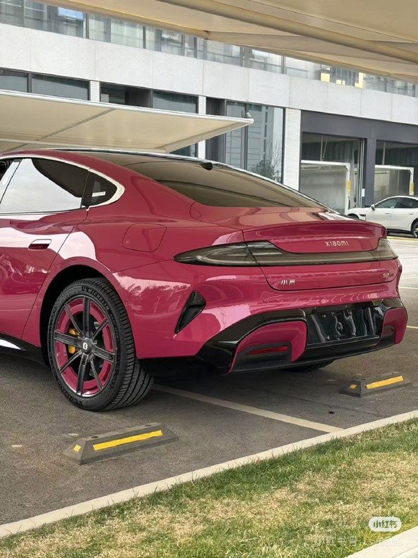 小米SU7璀璨洋红实车（图源见水印）