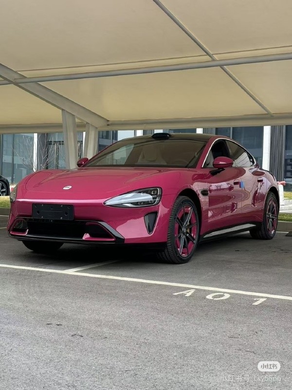小米SU7璀璨洋红实车（图源见水印）