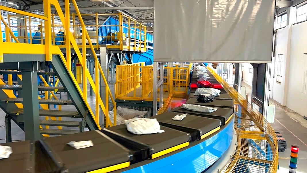 图为菜鸟洛杉矶分拨中心自动化设备