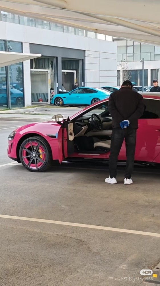 小米SU7璀璨洋红实车（图源见水印）