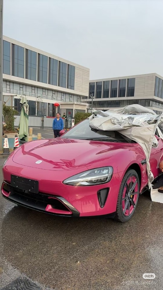 小米SU7璀璨洋红实车（图源见水印）