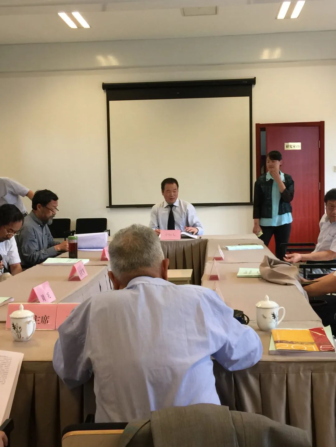 中国诗歌学博士论文答辩现场（黄怒波先生前中、谢冕老师背中，2015年6月10日）