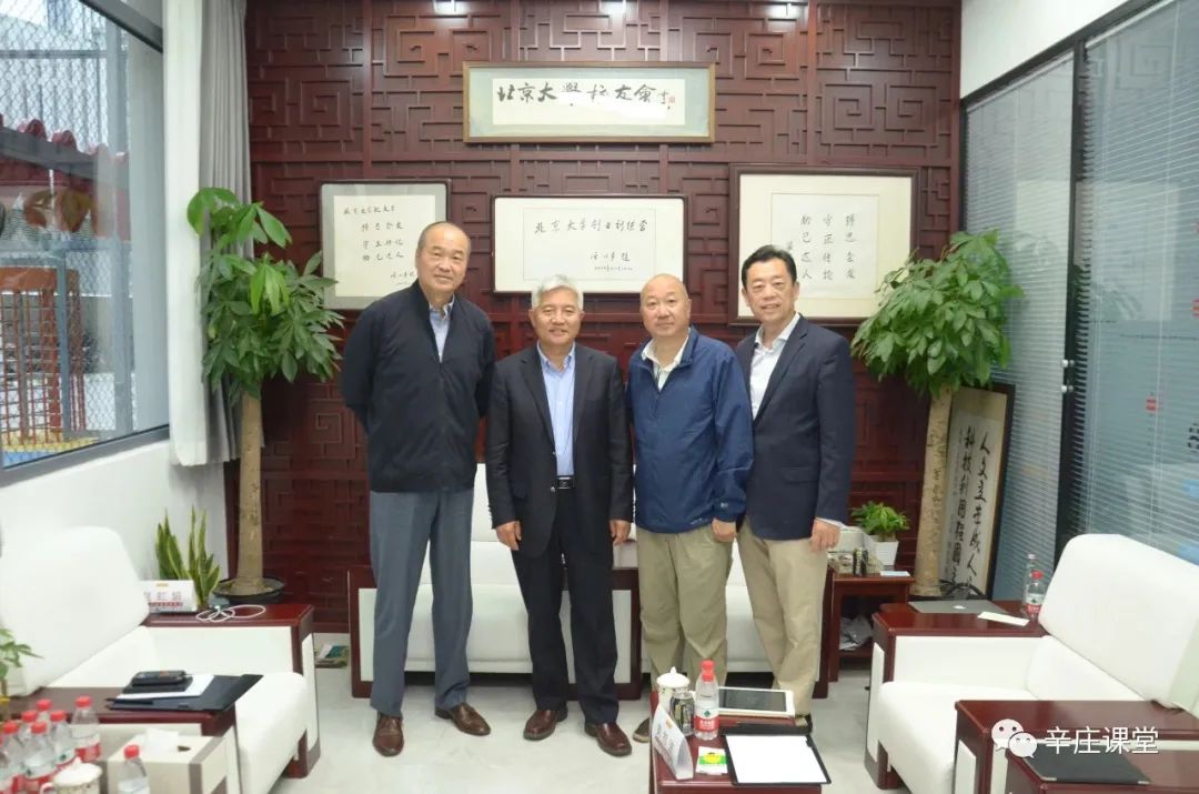 辛庄课堂首期班（2021年4月15日）面试导师合影（张维迎老师左2、黄怒波先生左1、冯仑先生右2、张宇伟右1）