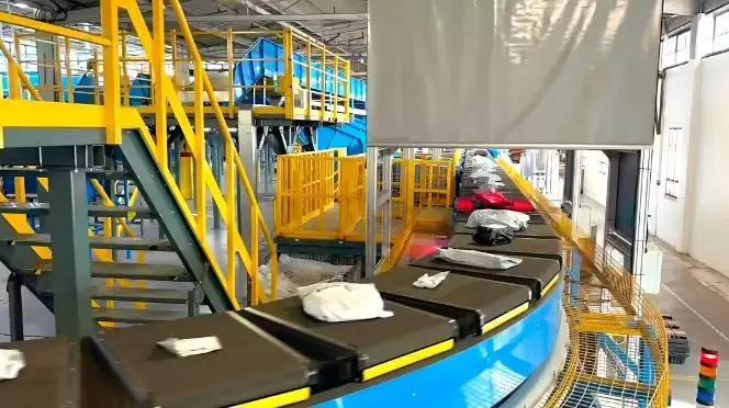 ▲ 菜鸟洛杉矶分拨中心自动化设备