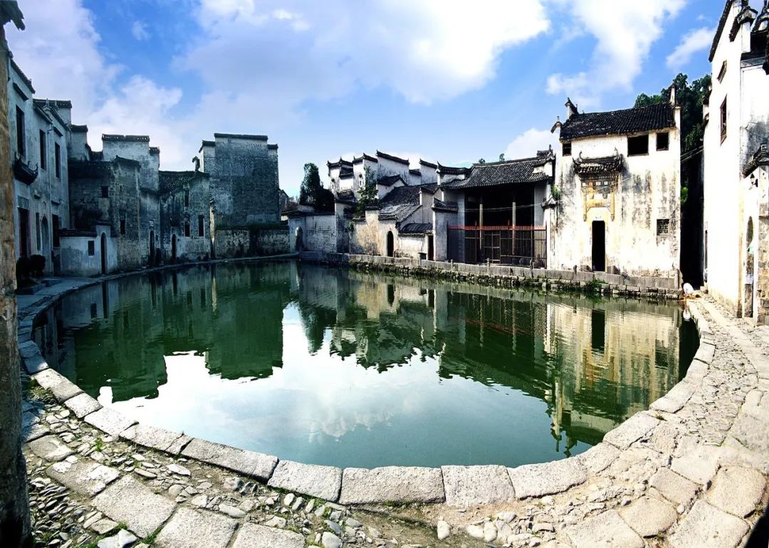 以企业家（黄怒波先生）和企业（中坤集团）申报成功的世界文化遗产安徽宏村古村落