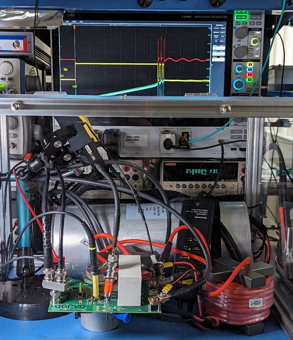图5 Qorvo测试设置的照片，放置在防护箱中