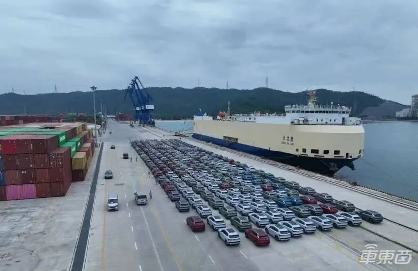 ▲等待出口的中国电动汽车