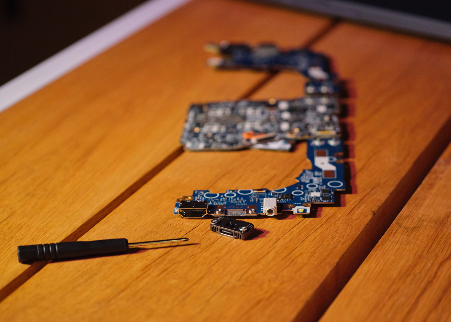 ▲ 拆卸下的 USB-C 接口模块