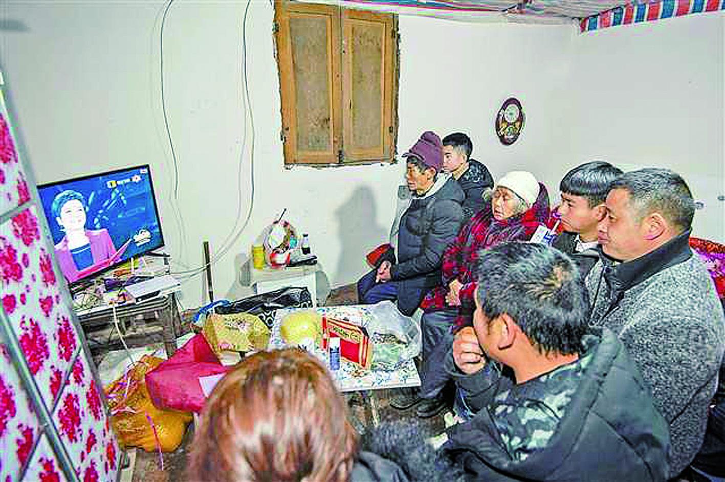 村民一家正在观看春节联欢晚会