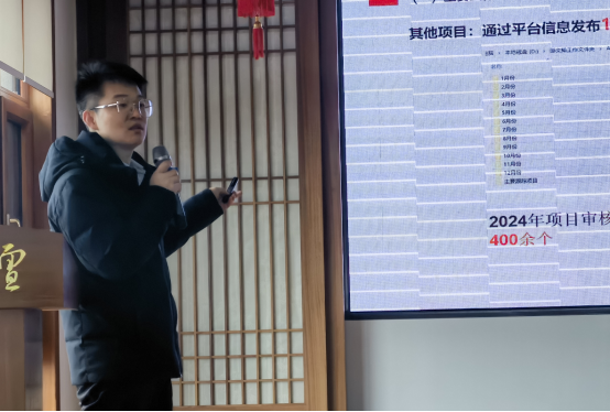 清乾隆青金石御题《携琴访友图》山子欣赏