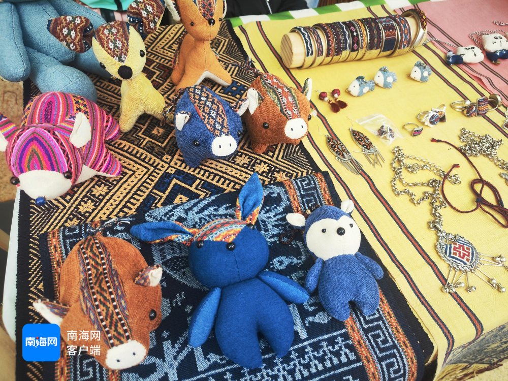 非遗市集上的黎锦工艺品.记者 鲁启兰 摄