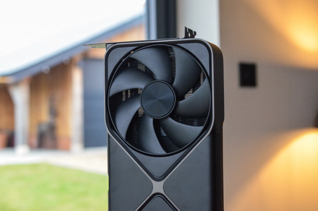 当你将 RTX 5090 推向极限时，风扇会为其降温。