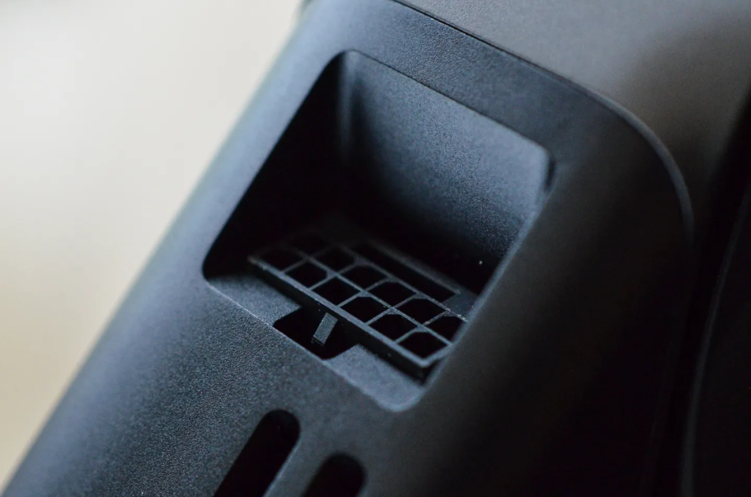 RTX 5090 上的倾斜电源连接器。