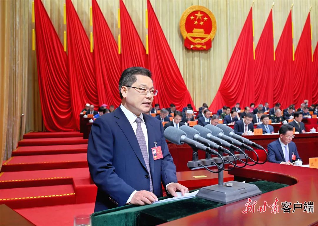 任振鹤作政府工作报告.新甘肃·甘肃日报记者 盛学卿