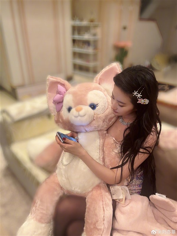 根据网友晒出的截图，这款奥特曼发夹售价不到20元，因销量过于火爆，店家已将其下架处理。