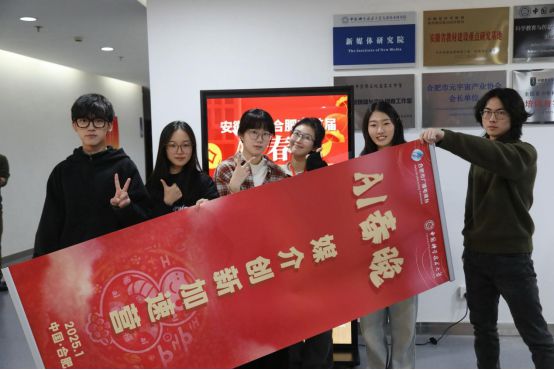 邵祺（左一）和小组成员们的合影。新华社发（钱梓睿摄）