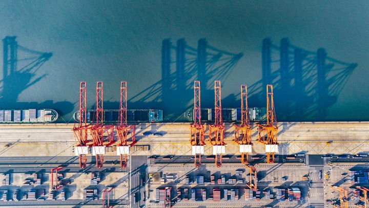2025年1月13日拍摄的河北省唐山港京唐港区集装箱船埠(无东说念主机像片)。新华社发(刘满仓 摄)