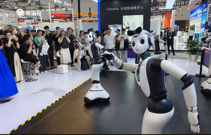 2024年7月5日,一家东说念主工智能公司推出的“具身智能内容”舞蹈机器东说念主,诱惑多数不雅众前来参不雅。新华社记者 黄晓勇 摄