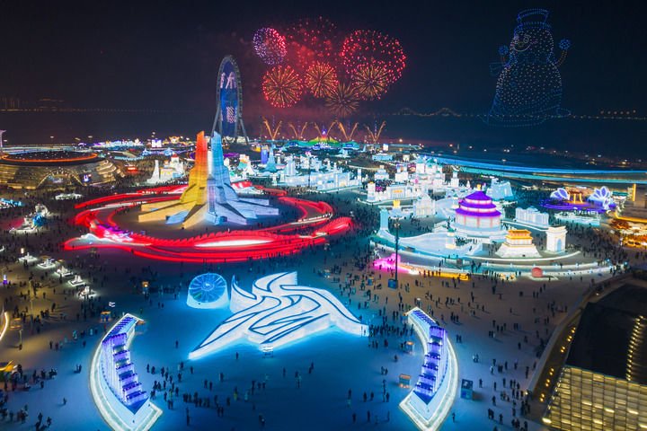 这是2025年1月5日拍摄的第41届中国·哈尔滨海外冰雪节现场上空的“烟花秀”(无东说念主机像片)。新华社记者 张涛 摄