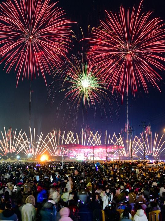 市民和旅客在湖南省浏阳市太空剧院隔邻不雅看烟花扮演(2024年12月28日摄)。新华社发(浏阳市委宣传部供图)
