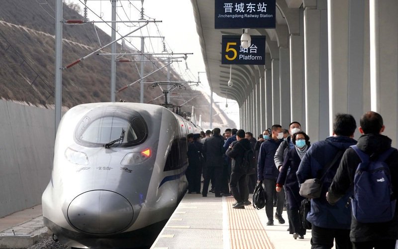 ▲资料图：2020年12月12日，从太原南站开往郑州站的D4665次列车停靠在晋城东站。图/新华社