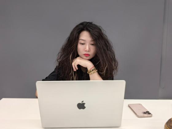 正在创作中的蒙柯卓兰