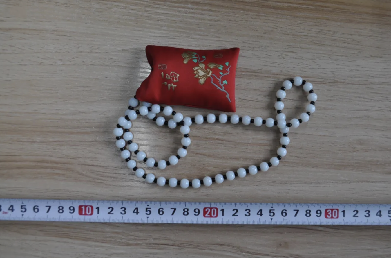 ▲ 伪装成项链的蓝牙接收器，图源甘肃省兰州市公安局（下同）