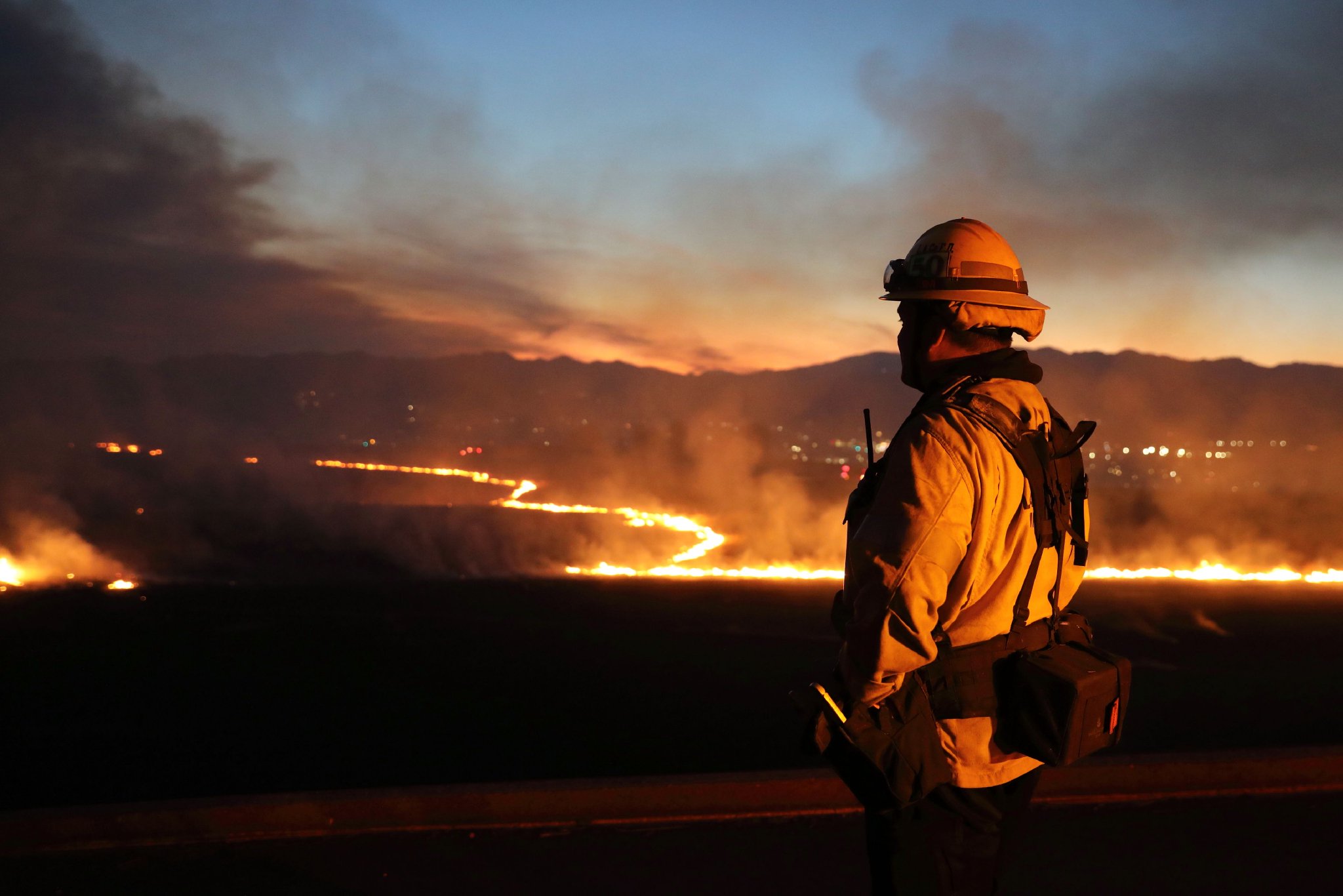 1月22日,在美国加利福尼亚州洛杉矶县卡斯泰克市的一座山丘上,消防员