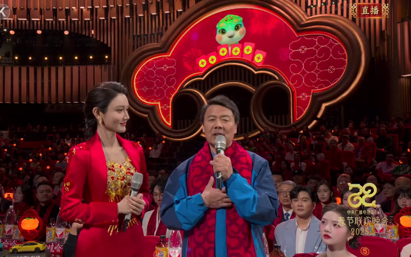 ▲“外卖诗人”王计兵登上春晚舞台。图/2025年春晚现场画面