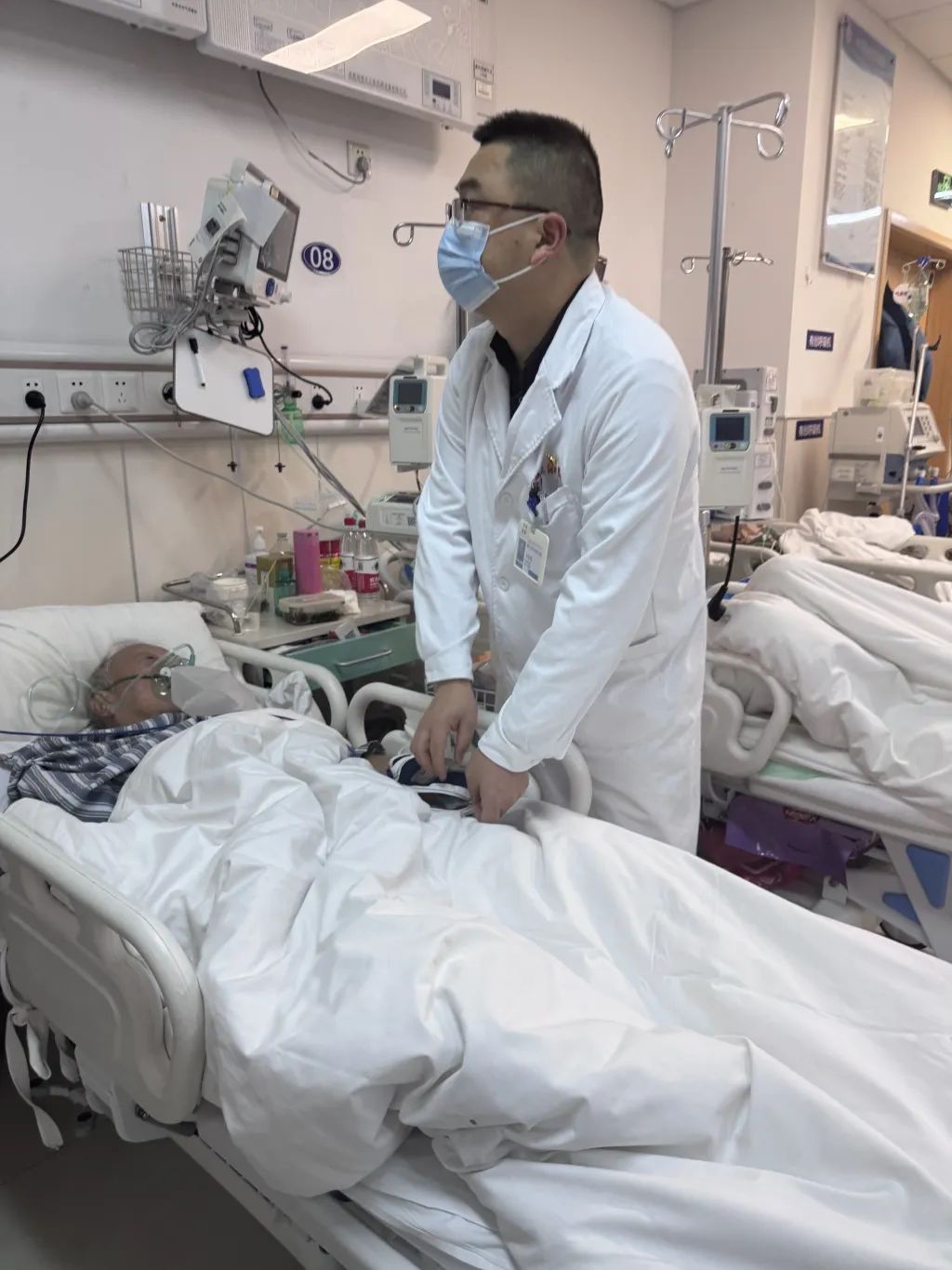 马林浩正在急诊科观察一名老人的病情.受访者供图