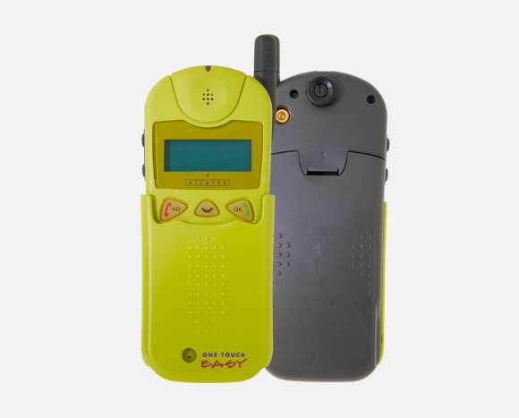 ▲ 带有“One Touch”铭文的阿尔卡特品牌早期手机设备