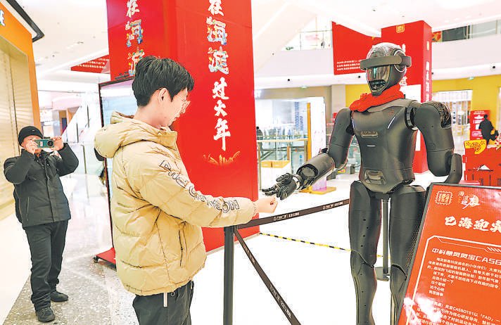 今天上午，在五棵松万达科技庙会，一位游客正在体验AI世界。本报记者 王海欣 摄