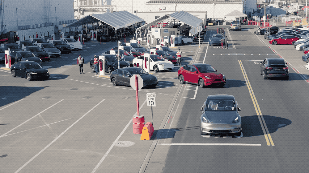 ▲FSD无监督版在特斯拉工厂内行驶