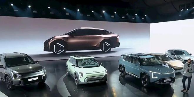 起亚 EV4（后）与 EV9（左）、EV3（中）和 EV5（右）一同展出，图源：起亚