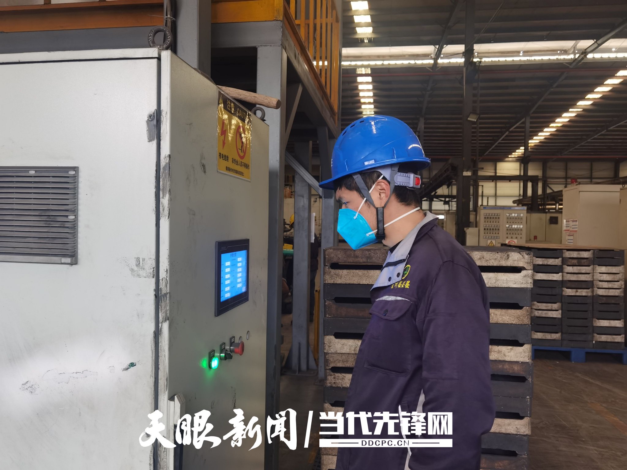 巡检员胥富豪正进行生产巡检.李雪雪 摄