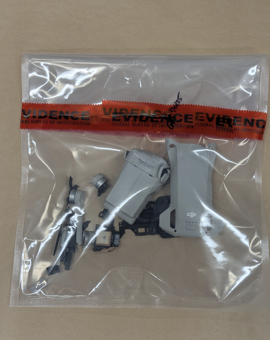 ▲ 撞击消防飞机的无人机，坠毁后其残骸已被找到。图源美国联邦调查局（下同）