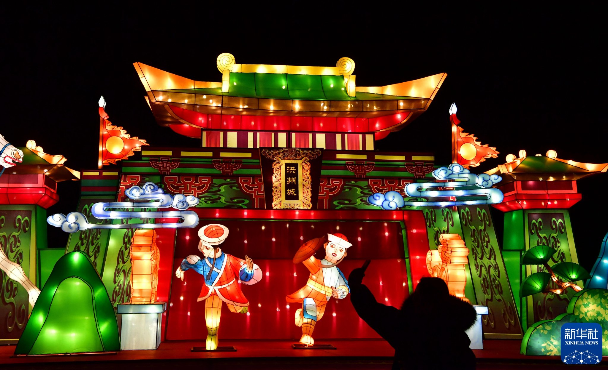 2018年2月10日,游客在河南辉县五龙山民俗大庙会上观看花灯