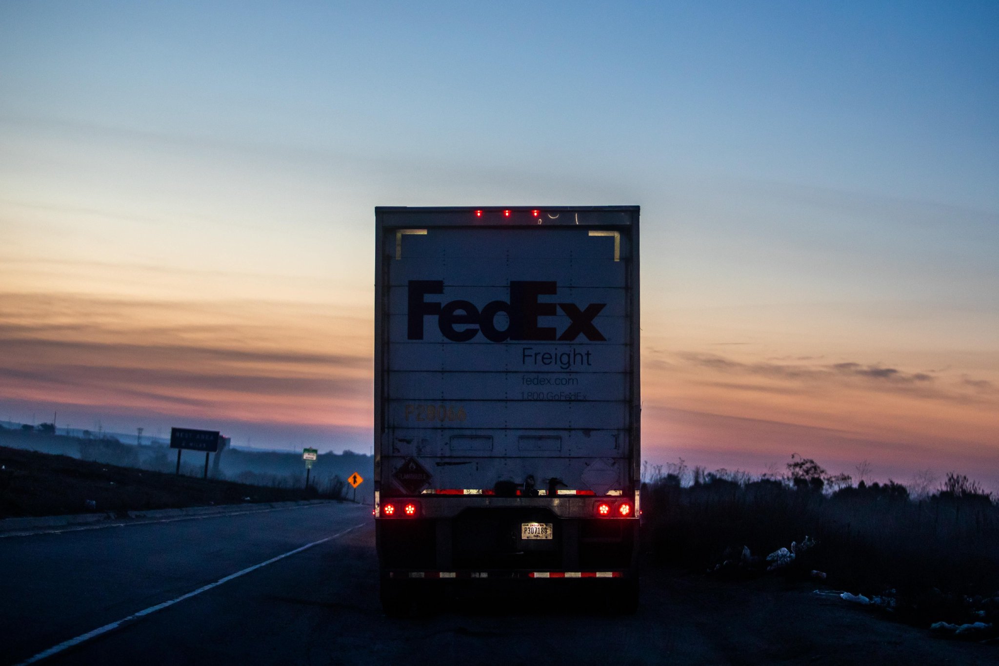 △加州圣迭戈，卡车驶入美墨边境的奥泰梅萨入境口