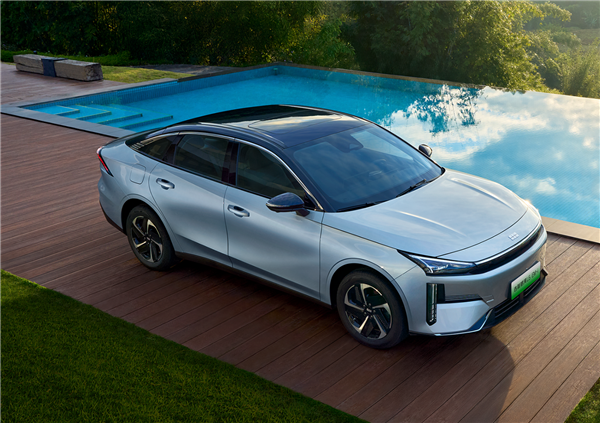 聊天记录截图显示，当前L6 EM-i已陆续到店，可以按照8.98万起的先享提车价进行销售，上市后退差价给客户。