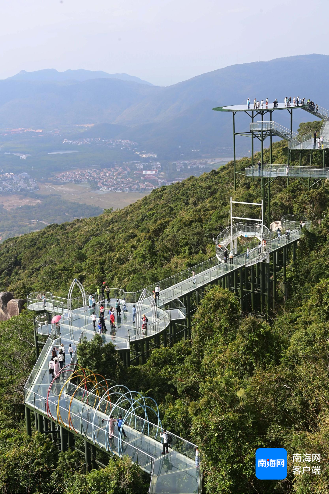 　　游客在三亚亚龙湾热带天堂森林公园游玩。记者 沙晓峰 摄