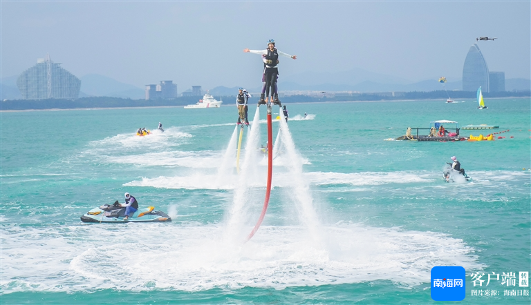 资料图：游客在三亚蜈支洲岛体验海天飞龙等水上项目。海南日报全媒体记者 王程龙 摄