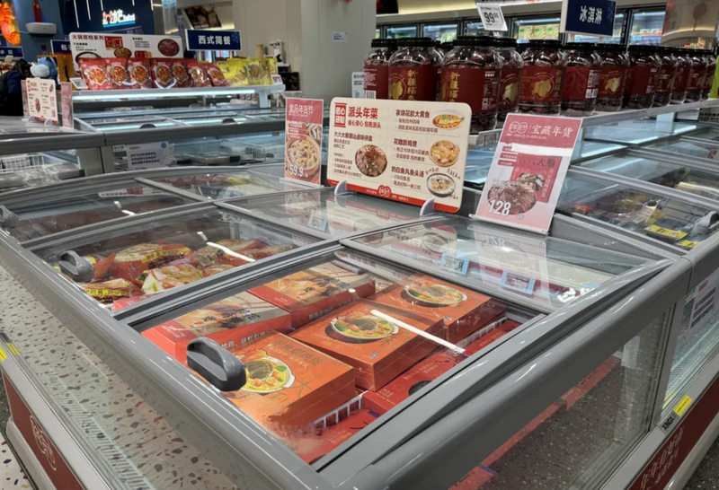 货架上的年夜饭预制菜 蓝鲸记者摄